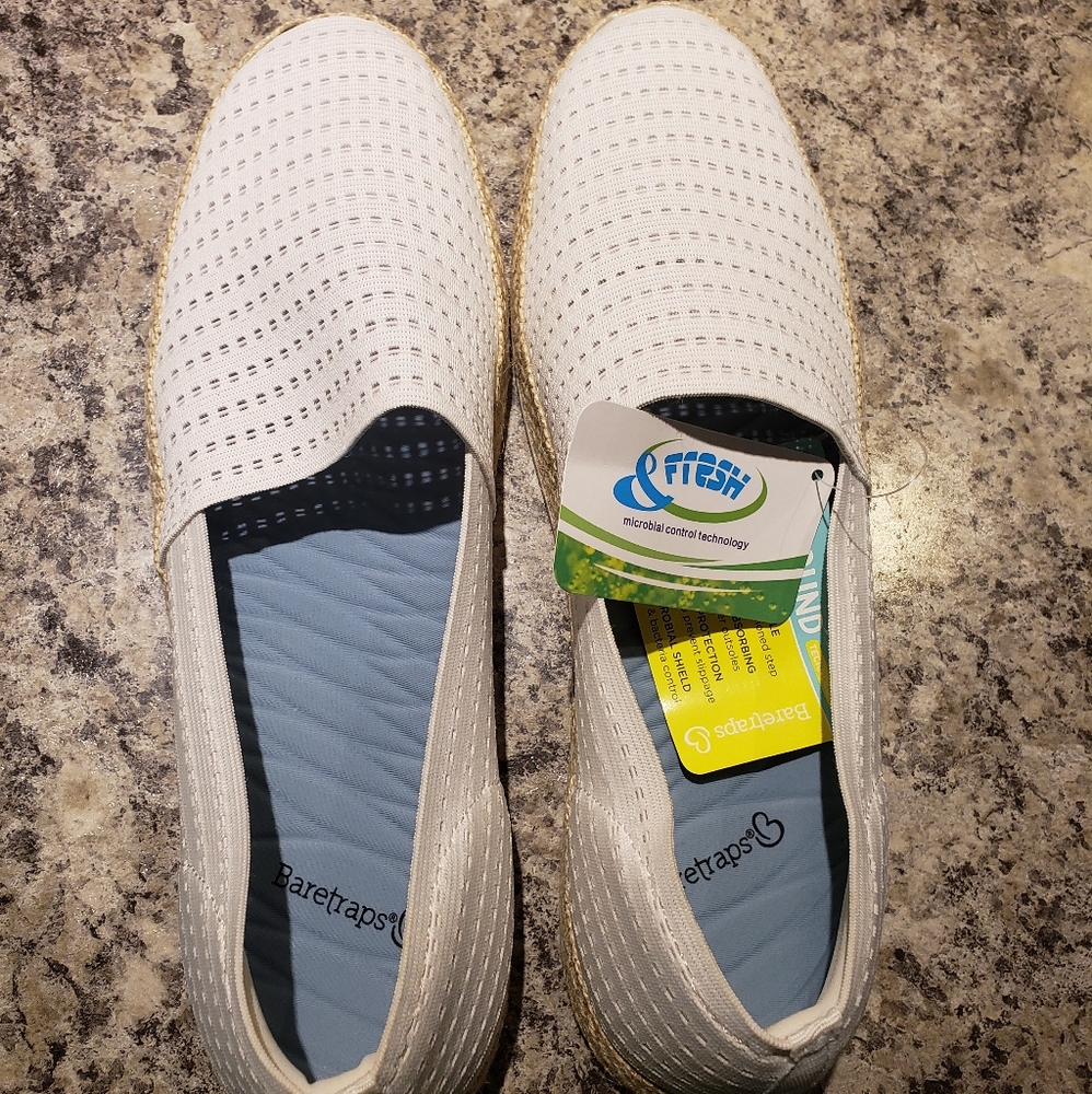 BareTraps size 9 Yesenia white Slip on Shoe